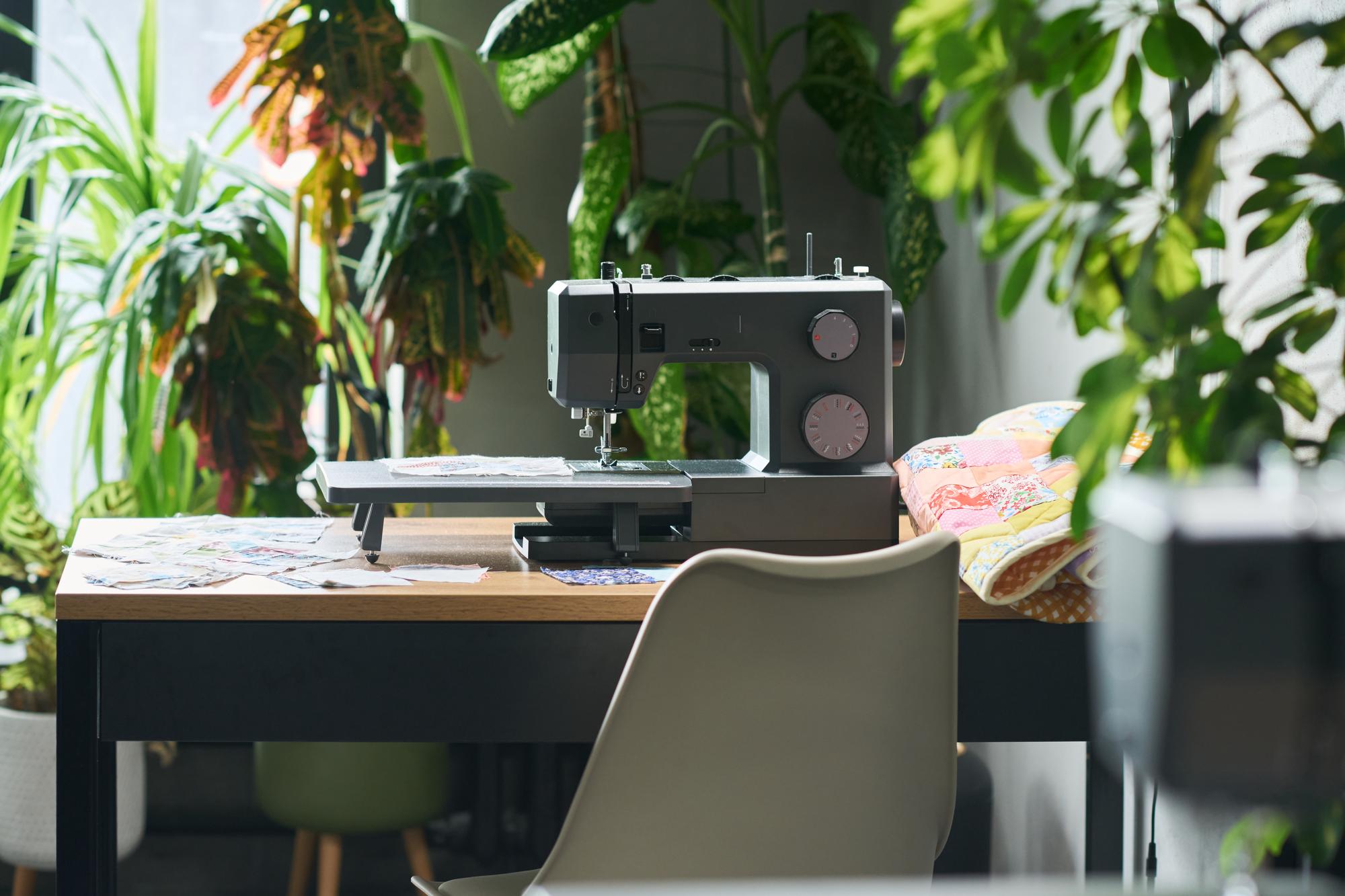 Sala di lavoro con macchina da ricamo moderna